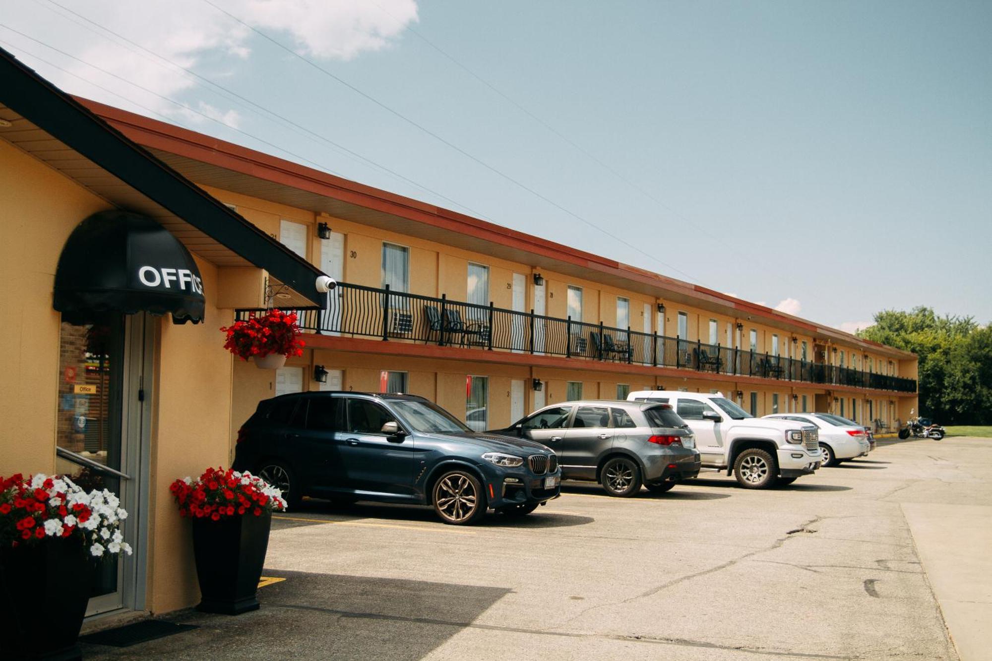 Saxony Motel Chatham-Kent Exterior photo